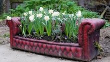 Клумба из старого дивана