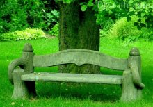 «Старинная» скамейка в саду